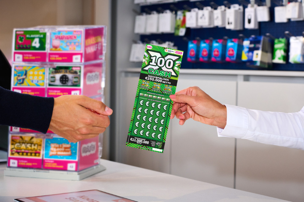 Medewerker overhandigt kraslot